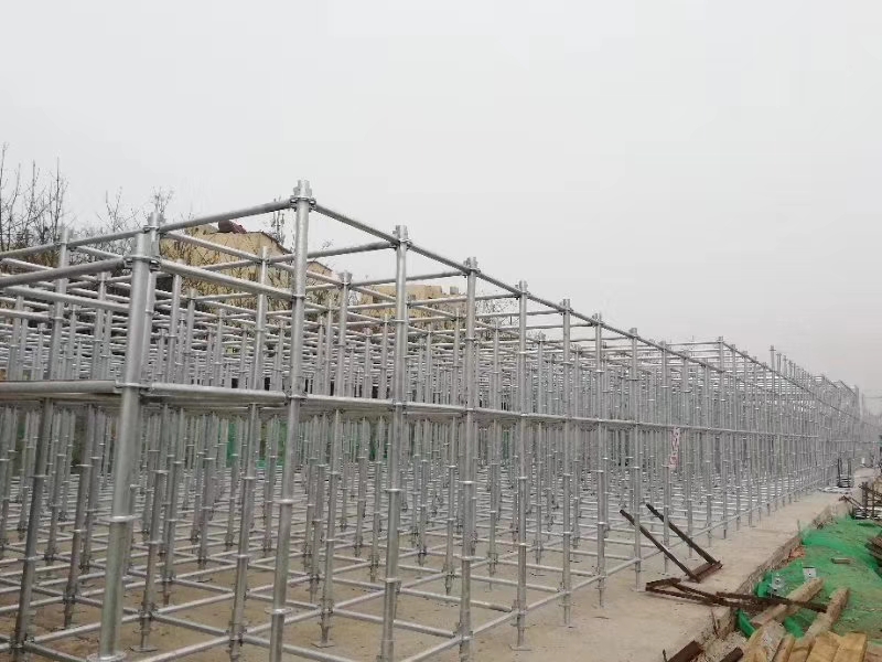 搭建腳手架橫向掃地桿與縱向掃地桿時，怎么設置好？ (圖1)